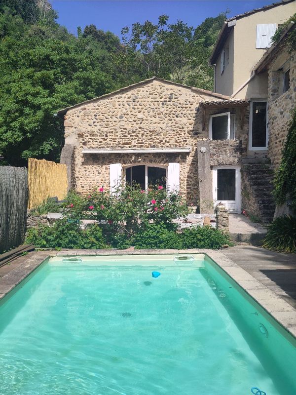 Maison en pierre avec piscine au coeur du vieux Beauchastel