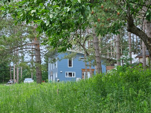 Maison lumineuse sur bord de lac