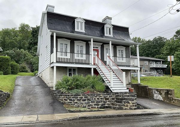 Maison ancestrale de Rachelle à 10 minutes du centre-ville et à 1 minute des Chutes Montmorency