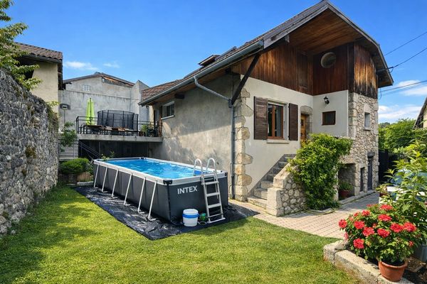 La maison de Laurène et Florent, coeur de village, pied des montagnes!