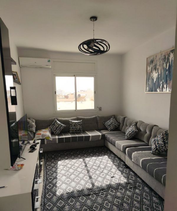 La maison de MOHAMED ALI est très spacieuse, idéale pour une famille avec 3 enfants .un grand salon avec salle à manger , un grand séjour, 2 chambres enfants et une suite parentale avec  salle de bain . 3 sdb en totale .