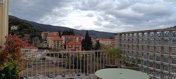 Appartement spacieux et traversant avec belle vue sur la montagne