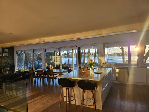 Maison au bord de l'eau avec kayaks et canot à 30 km du centre-ville de Montréal et à 900m du train de banlieu qui vous y amène directement sans transfert.