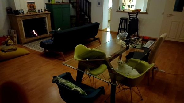 L'appartement de Hakim est en plein centre historique d'Yverdon tout en étant au calme, dans un bel immeuble ancien, un duplex avec beaucoup de cachet, dans une région au coeur de beautés naturelles (Jura, lac de Neuchâtel) et au carrefour (en train) de villes très intéressantes (Lausanne 25 min., Berne 1h, Neuchatêl 20 min, Bienne 45 min, Genève env. 1h, etc.)