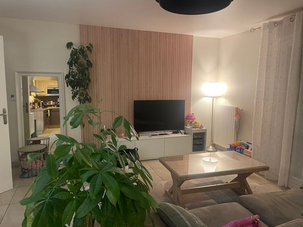 Appartement aux portes de Paris grâce à la ligne de tramway au bout de la rue ou bien à 15mn à pied du premier RER. Appartement en rez de jardin avec jardin/terrasse privé de 40m2.
