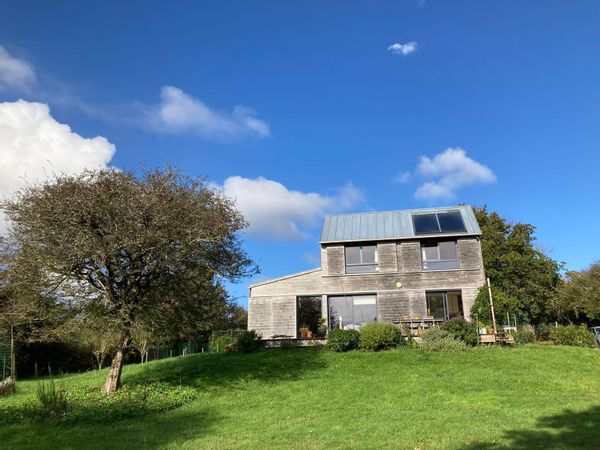 Maison bois avec grand jardin à 2,5 km de la plage