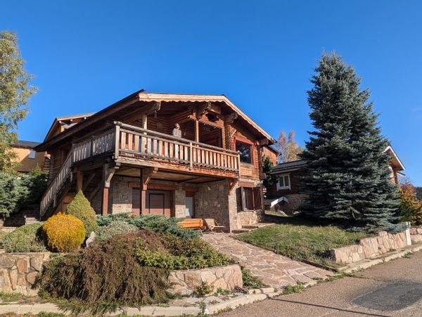 Appartement dans chalet face aux montagnes.