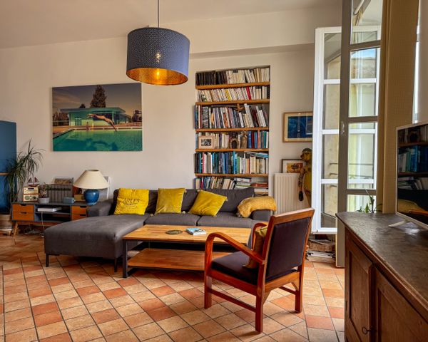 Chambre privée dans un appartement d'un immeuble de caractère du XVIIIe s. au coeur de la Roquette