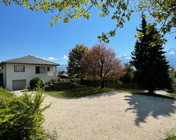 Maison entre montagnes et ville