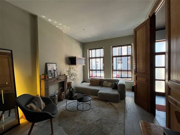 Dans une belle maison rénovée, nous vous proposons une chambre confortable. Idéale pour deux personnes, elle peut accueillir jusqu'à 2 adultes et 2 enfants. Vous logerez dans une petite annexe de notre maison, située au fond du jardin. Vous aurez donc votre intimité. Les locaux communs (salle de bain, salon, cuisine) se trouvent dans notre maison. Pour vous y rendre, vous devrez traverser le jardin. L'annexe est munie d'une toilette privée séparée. Vous aurez accès à un potager de 2ha