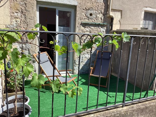 La maison de Ali C’est un appartement sympa avec deux chambres ou rez-de-chaussée