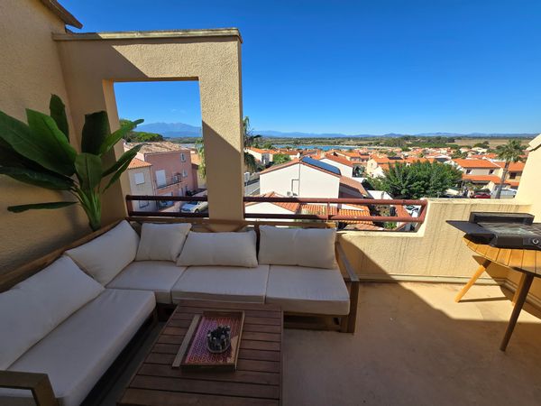 Appartement avec vue Lac et Canigou exceptionnelle. Residence calme