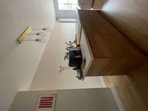 La maison de Lola est un appartement situé en plein coeur du village de Pelissanne, à 2min à pieds des commerces, mais situé à côté d'un parc de platanes donc très calme (pas de passage de voitures au pied de l'immeuble). A moins de 10min en voiture de Salon de Provence et 30min d'Aix en Provence, 45 minutes d'Avignon et Marseille. La colline et les massifs sont accessibles à pieds au départ de l'appartement (15min de marche). L'appartement est situé au dernier étage (3ème) donc pas de bruit de voisinage au dessus, voisins de pallier très sympathiques et non bruyants. Une grande terrasse exposée Nord Est (superbe lumière dans le salon le matin) plus un long balcon exposé Est. Une plancha est à votre disposition sur la terrasse.