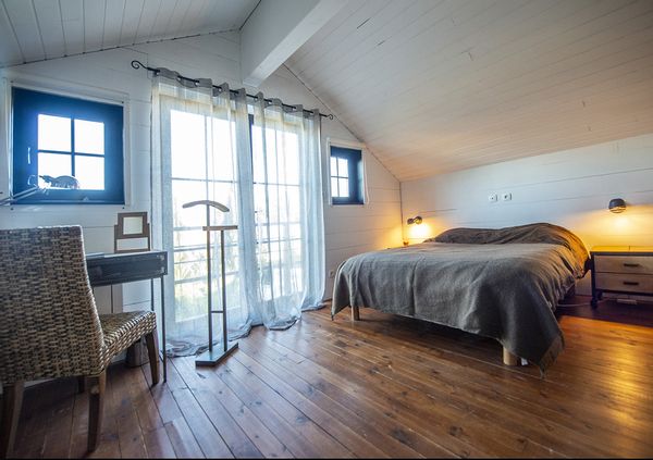 La maison de Eric maison d'artiste en bois ambiance loft, objets et meubles chinés avec cuisine dans une verrière et couloir de nage couvert