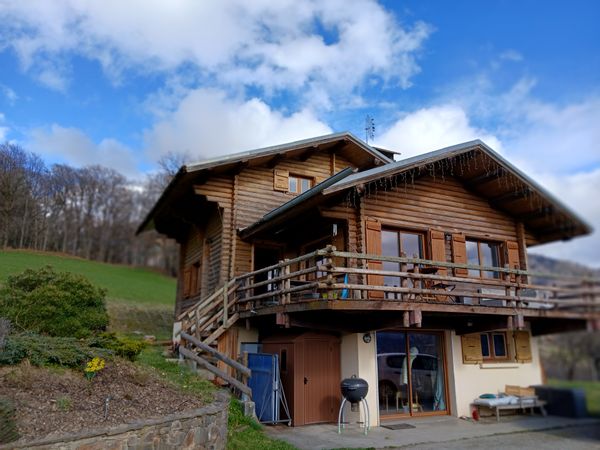 Petit chalet dans un village haut-savoyard typique à 10 mn de la ville.