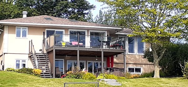 La maison de Alain ** BORD DE L'EAU *** Vue panoramique remarquable sur le Richelieu (largeur de 500 pieds devant la maison) Vaste terrain 49 500 pi 2 Bateau ponton 12 places au quai de la maison Grande propriété 32 x 57 (1 824 pi2), lumineuse décorée au goût du jour avec •	ses 3 chambres plus un lit mural, •	2 salles de bain complètes •	et 1 salle d'eau salle de lavage, •	avec son rez-de-jardin vitré vous enchantera Entrée asphaltée accueillant jusqu'à 5 voitures, plus le chemin en cul-de-sac semi-privé. Construite directement au bord du Richelieu Sur un terrain de 49 500 pieds carrés dont 141 pieds de façade sur la rivière Richelieu (largeur de plus de 500 pieds devant la maison) Prenez votre café face à la fenestration abondante, vous aurez droit aux plus beaux levers et couchers de soleil! Le mur vitré de l'espace à aire ouverte et les 2 puits de lumière procurent une très grande lu