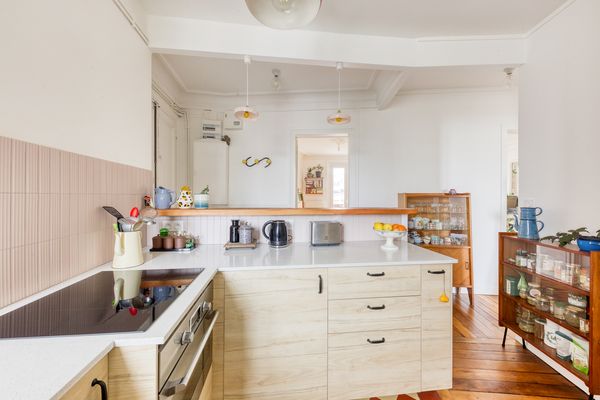 Appartement ancien au coeur de Paris, meubles vintage, livres et de plantes.