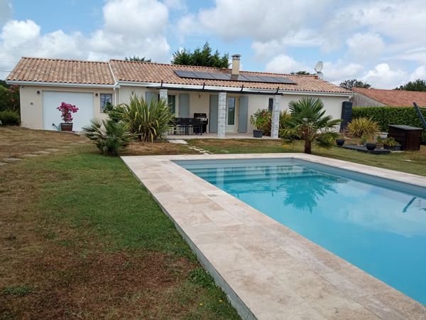 La maison d' Antoine et Sylvia de plein pied située au coeur du Périgord Blanc dans un environnement calme mais non  isolé, sur un jardin de 1000m2 sans vis à vis, parking pour 3 voitures et garage fermé, vous pourrez profiter de la grande terrasse attenante à la maison, avec salon de jardin et toile d'ombrage donnant sur la piscine, ainsi que de la deuxième terrasse ombragée avec bain de soleil et salon détente prés de la piscine.