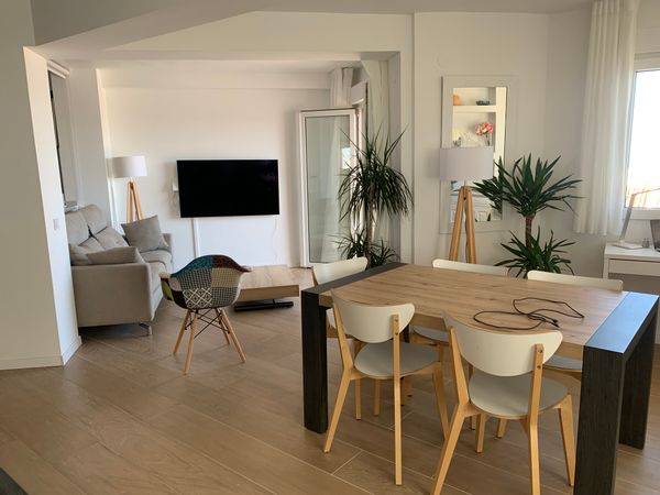 A 50 m de la plage avec vue mer à proximité des restaurants, bars, luxueux appartement.