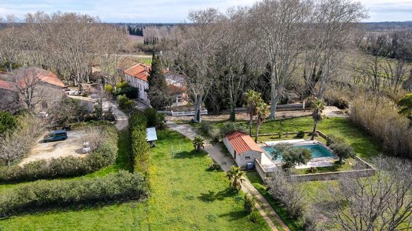 La maison de Julia est dans un ancien domaine viticole. Il s’agit d’un logement de 3 chambres avec de grands extérieurs. Nous avons des chevaux et des poules. Les paons de nos voisins font souvent leur petit effet ! 