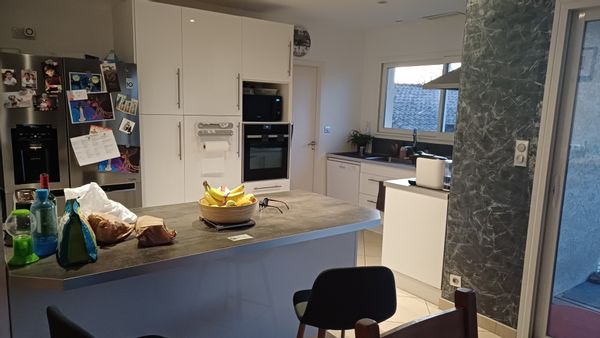 La maison de EMILIE est fonctionnelle avec un très bel environnement et proche de St Emilion et Bordeaux