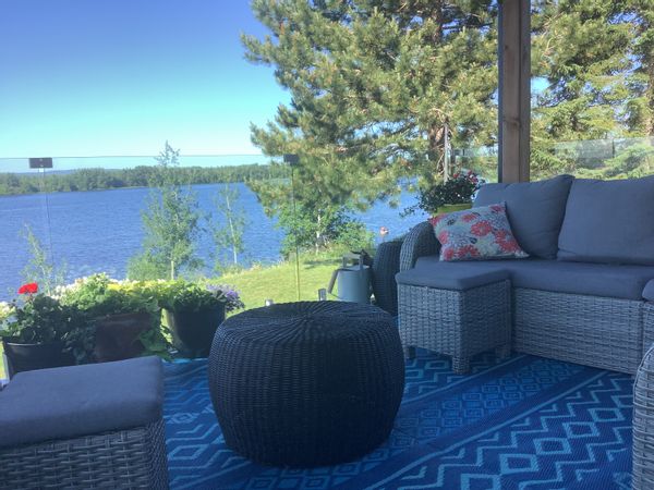 Belle propriété vitrée ,donnant sur une magnifique rivière  tout près du majestueux Lac-St-Jean, où la baignade est accessible directement en face de la maison. Deux belles terrasses aménagées sont disponibles. Une donnant directement sur la salle à manger et l’autre à la rivière.