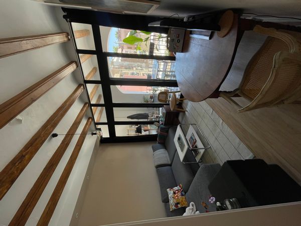 Appartement fraîchement rénové, climatisé, avec balcon ombragé proche du centre historique et port.