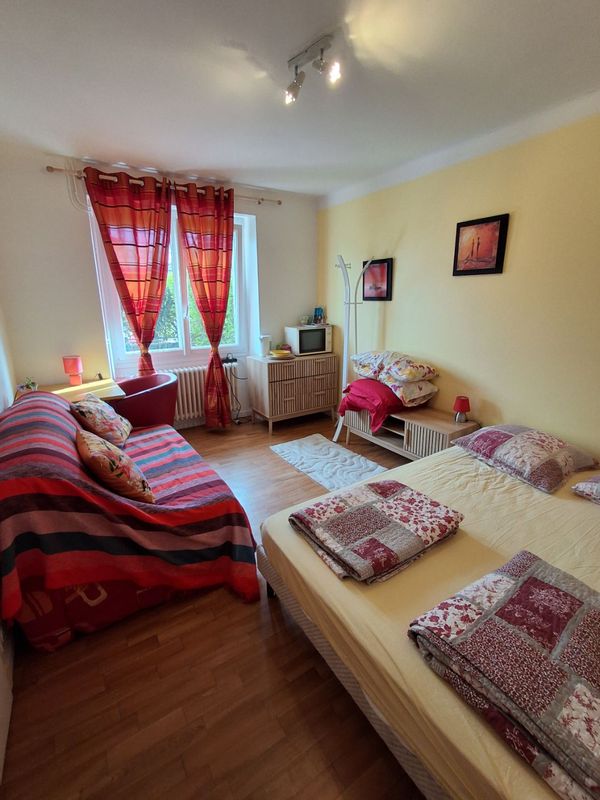 La chambre privée avec salle de bains