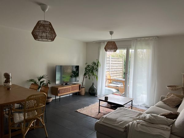 Appartement de 2 chambres (mais un dressing occupe l’une d’elle ) avec un jardin, à 5 minutes du lac