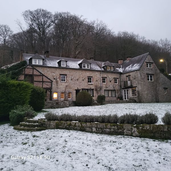 Voici une version optimisée pour une annonce Facebook, avec un ton accrocheur et des emojis pour attirer l’attention : --- ✨ Maison de charme avec vue sur le Château de Vêves – Spa & Chef privé ✨