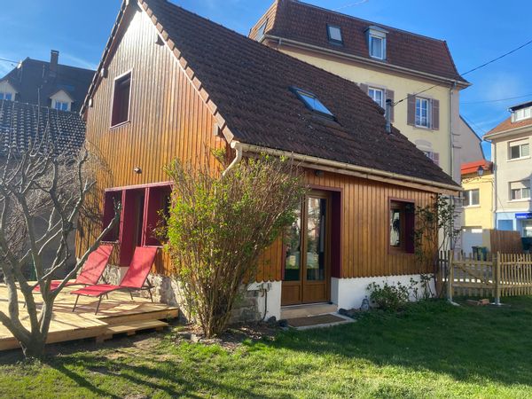 Le chalet au bord de l’eau, Situé à 2 pas du centre ville mais en retrait de la route, au calme avec vue sur la Doller où vous pourrez observer du jardin hérons, cigognes, canards…