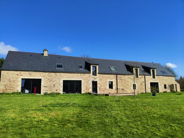 Une grande maison confortable à la campagne