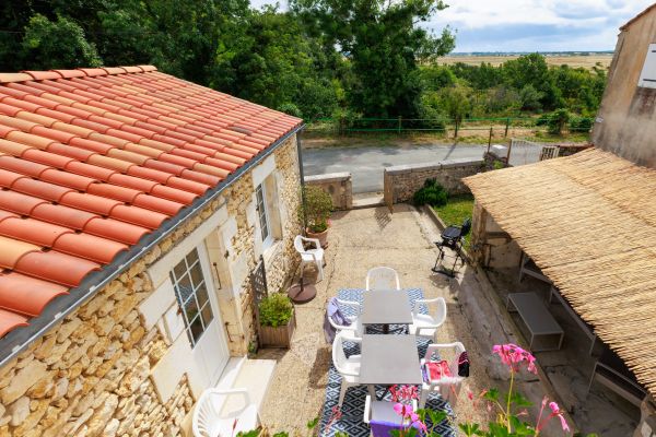 La Roche des Bois est une charmante maison typique de la région qui vous offre un beau panorama sur la Charente et ses marais, sans vis à vis.