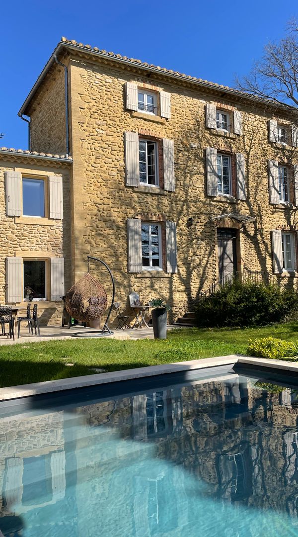La maison de Valerie En plein cœur du Village de Chateauneuf du Pape grande maison en pierre lumineuse avec piscine