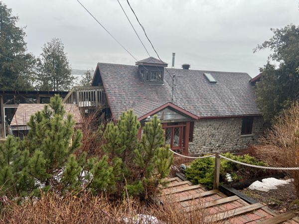La maison de Reine Maison charmante en bois et pierres naturelles entourée de cèdres avec deck surplombant la rivière des Outaouais qui offre des spectacles quotidiens et des couchers de soleil époustouflants .Accès à la rivière pour baignades et promenades en kayac Site très privé et il n’y a que 8 maisons qui profitent de ce petit paradis. La maison est située a 20 minutes en voiture du merveilleux parc de la Gatineau un terrain de jeu fabuleux pour y pratiquer le vélo , les randonnées pédestres et toutes activités de plein air.  Le Pontiac qui se déploie sur l’Outaouais est le secret le mieux gardé du Québec . À 20 minutes d’Ottawa la capitale du Canada