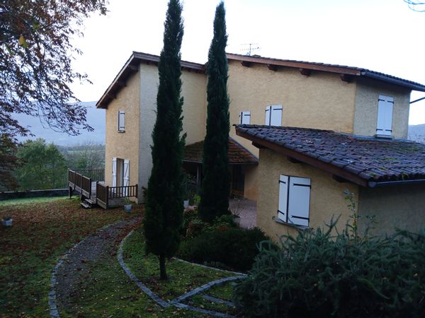 La maison de Philippe est au cœur du village , sans vis à vis , dans un petit parc de 2000 m² avec de grands arbres, trois terrasses et une vue imprenable !  3 chambres , un grand séjour exposé plein sud pouvant accueillir facilement 8 personnes ....Venez découvrir ce joli coin de l Ariège à  5 mn de la préfecture Foix et son château , à 1 h 00 de l'Andorre , de Toulouse ou de Carcassonne. A bientôt