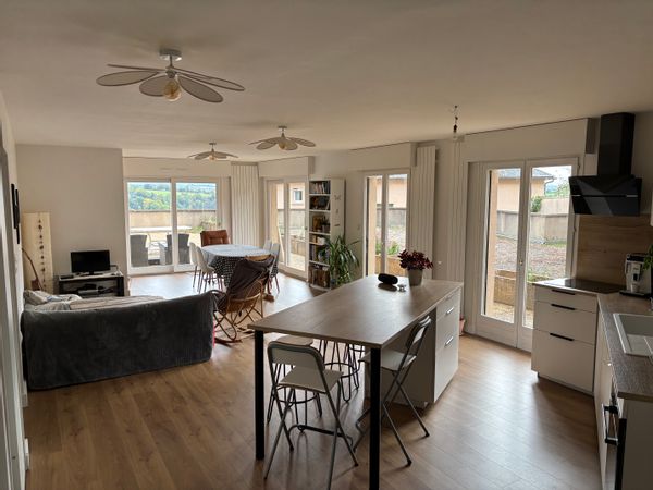 Grand appartement en ville, très calme, lumineux, avec garage, super vue et terrasse 120m2