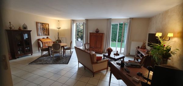 A house close to Paris, surrounded by a lush green haven