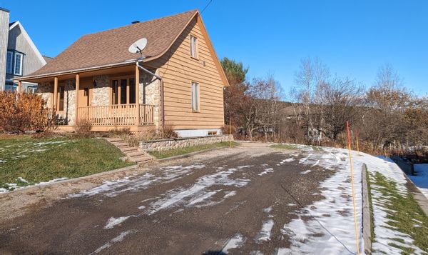 Charmante maison avec un grand terrain et plusieurs activités de plein air à proximité.