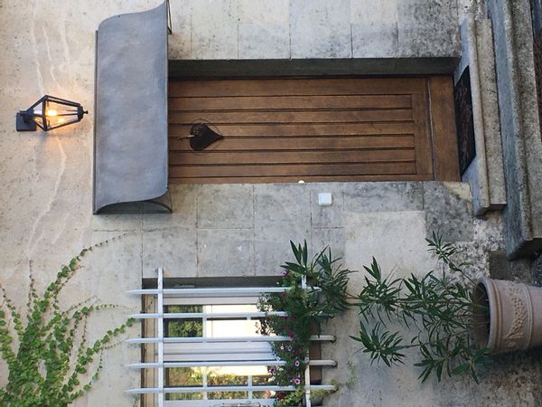 Une maison  au cœur d'une grande propriété aux bords de l'Isère, avec piscine et parc arboré.