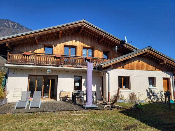 Grand maison familiale lumineuse et très confortable à 10 minutes à pied du magnifique Lac bleu !