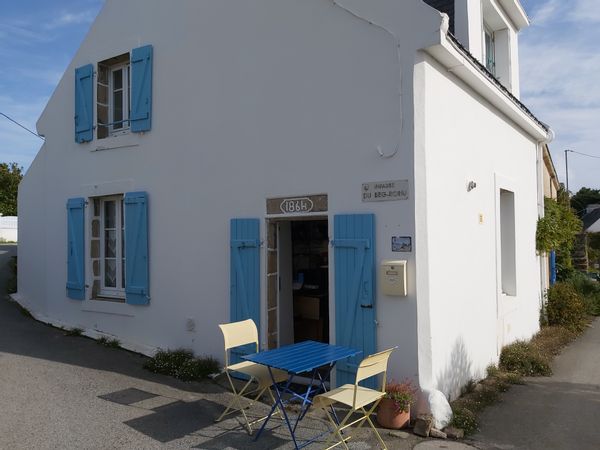 La maison ancienne bretonne  de Regine  prés de la plage en baie de Quiberon