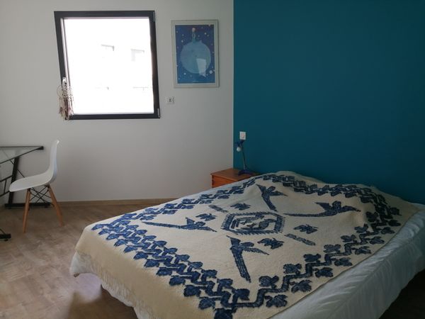 La chambre privée de Gisèle est lumineuse et spacieuse.