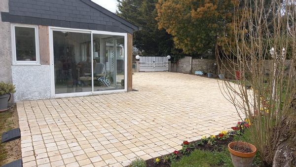 La maison de Jean-François & Sylvie : Plage et commerces à pied dans petit village des côtes d'Armor. Ligne de Bus Paimpol-St Brieuc à 100m. Jardin de 2700 m avec petite vue mer.