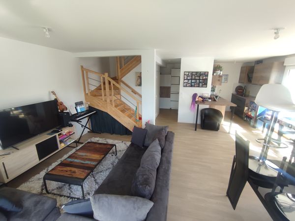 L'appartement de Yann a seulement deux ans donc est quasiment neuf. C'est beau duplex de 90 m2 avec une exposition parfaite. Le soleil du matin perce par la triple baie vitrée, puis fait le tour à partir de midi pour chauffer la terrasse et le salon de jardin jusqu'à environ 20h.