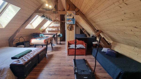 la chambre avec la salle de détente style pub
