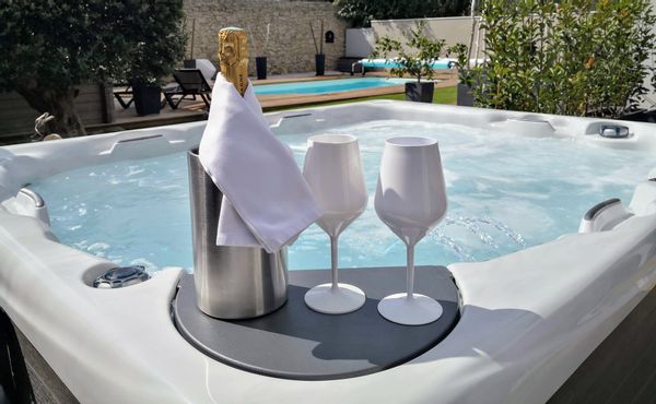 La suite « L’Inattendu » est un espace de bien être, de détente et de douceur Faites une pause dans la suite ‘L’Inattendu’, un espace dédié à votre bien-être. Cette suite exclusive offre un parfait mélange de confort et de luxe avec son jacuzzi privatif et son espace bien-être, complétés par une piscine partagée idéale pour se détendre et s’évader du quotidien. Espace Nuit : Profitez d’une nuit de repos inégalée dans un lit queen-size avec des draps de haute qualité et une sélection d’oreillers pour votre confort optimal. Espace Repas : Une cuisine tout équipée vous attend pour préparer des repas comme à la maison, avec machine à café, bouilloire, et plus encore. Espace Hygiène : Rafraîchissez-vous dans une salle d’eau moderne équipée d’une douche à l’italienne spacieuse et d’un WC indépendant. Espace Extérieur : Détendez-vous dans le spa sous une paillote charmante ou profitez du petit