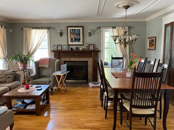 La maison de Suzanne.  Belle grande maison avec cours extérieur splendide, piscine dans un secteur tranquille, un rond point.  À 20 minutes de Montréal et 20 minutes de Tremblant pour le ski et la villégiature.