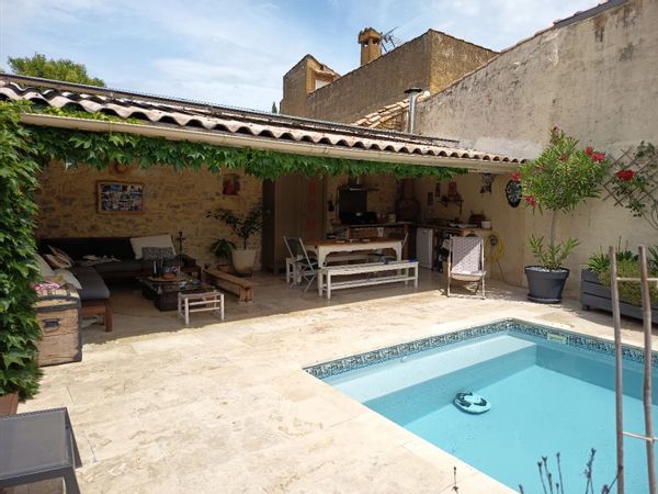 Maison de village avec cour intérieure et piscine en terrasse