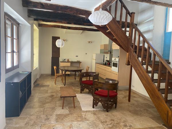 La maison vide  proposition temporaire d'une maison à peine meublée, façon "camping"